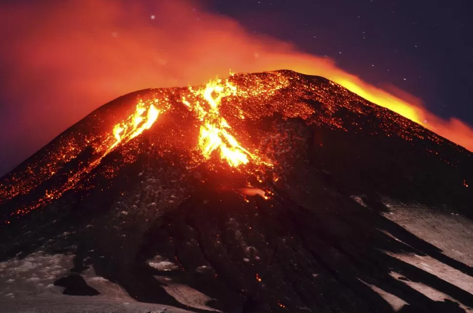 IMPACTANTE. La ceniza y lava que arroja el volcán Villarrica como se pudo observar desde la ciudad de Pucón, a unos 750 kms. al sur de Santiago. reuters