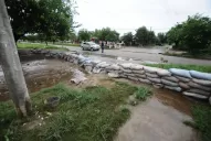 Evitaron el avance del agua con bolsas de arena