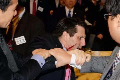 El embajador de Estados Unidos fue atacado con un arma blanca en Corea del Sur