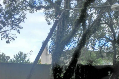 Un poste a punto de caer preocupa a los vecinos