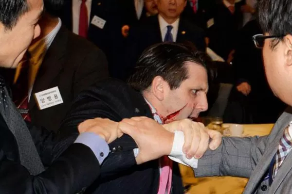 El embajador de Estados Unidos fue atacado con un arma blanca en Corea del Sur