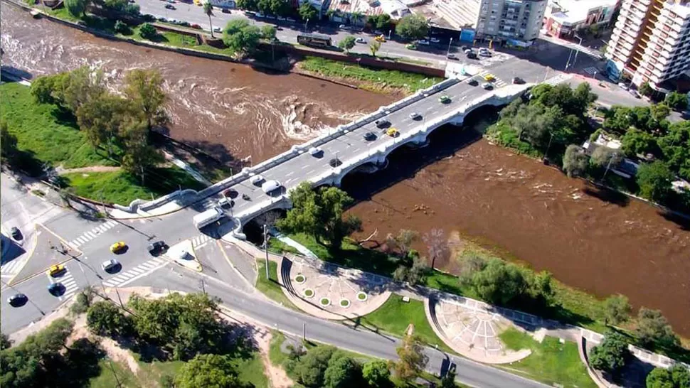 DESDE EL AIRE. La creciente del río Suquía, en Córdoba. FOTO DE LAVOZ.COM.AR