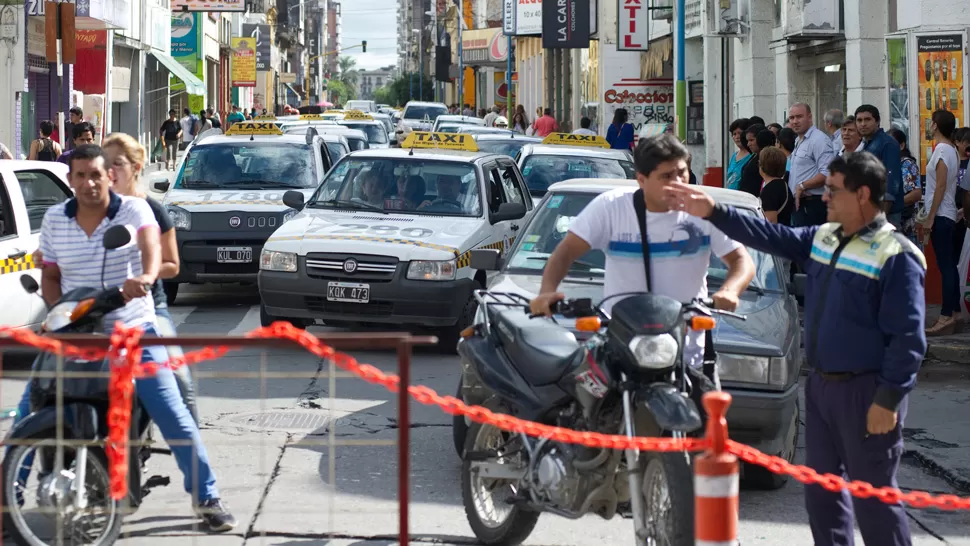 CAMBIOS. Un inspector alerta a un motociclista del desvío que fue implementado en calle Maipú y Córdoba. LA GACETA / JORGE OLMOS SGROSSO