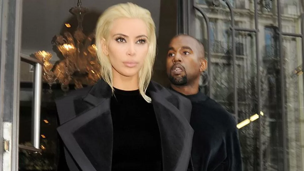 CAMBIO. La esposa de Kanye West sorprendió en el Paris Fashion Week, para ver el desfile de Balmain, con el pelo platinado.