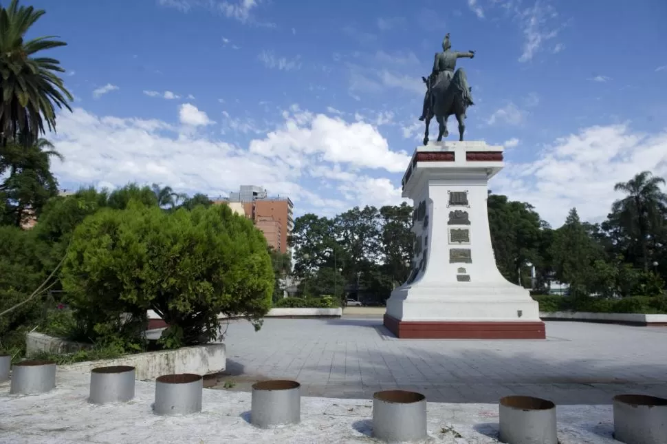 CAMBIO. La plaza San Martín ya no tiene los 22 mástiles que estaban detrás de la estatua y que representaban a los países latinoamericanos. la gaceta / foto de jorge olmos sgrosso