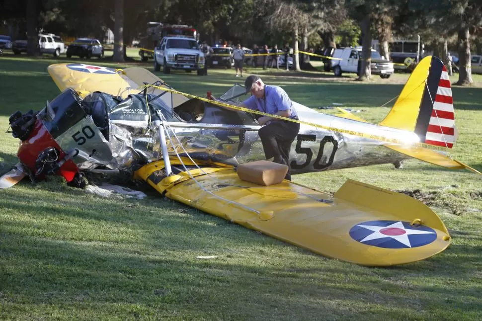DESTRUIDO. Así quedó el avión de Harrison Ford, tras caer a tierra. reuters