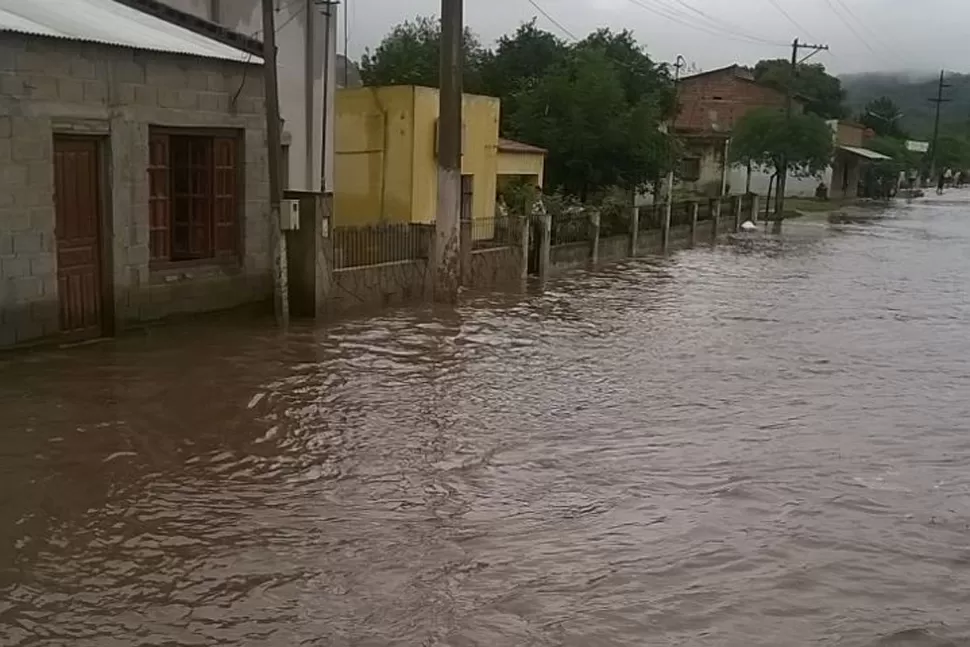 Las calles de Los Pizarros se transformaron en ríos