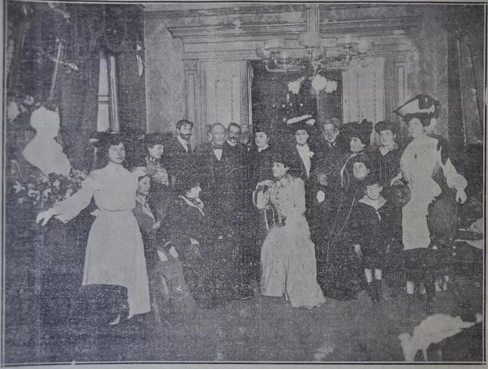 BARTOLOMÉ MITRE. En esta borrosa imagen, el general aparece de pie al centro, junto a la silla de la tucumana Lola Mora, que luce un vestido claro.  