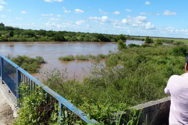 Desesperada búsqueda en el río Marapa del joven que fue arrastrado por la corriente