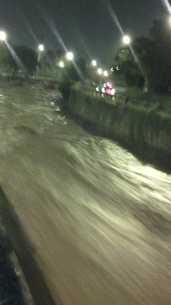 La lluvia hizo que desborden canales y complicó la situación en el