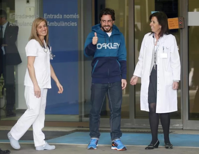 SONRISAS DE OCASIÓN. Alonso, a su salida del hospital de Montmeló. REUTERS