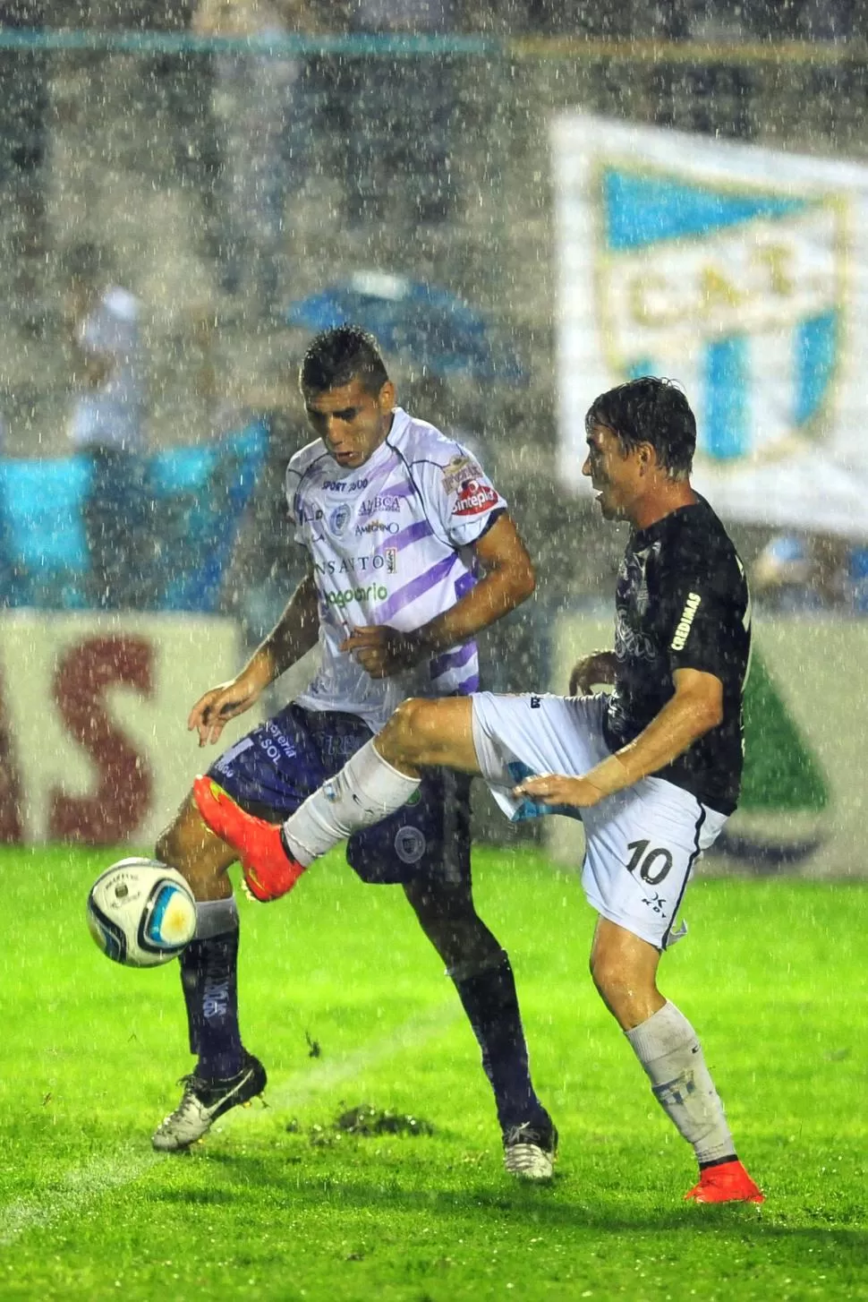 HIZO LO QUE PUDO. Leandro González intenta bajar la bocha ante la presión del rival y la intensa lluvia que complicó a todos. la gaceta / foto de diego aráoz