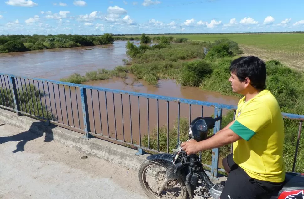 ANGUSTIA. La policía Lacustre buscaba ayer a Juan Pablo, el joven desaparecido en viernes en el río Marapa.  
