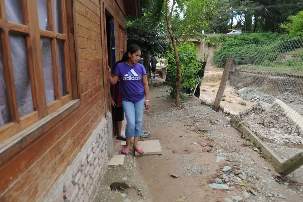 PRECIPICIO. La casa de Romina Arce quedó a unos pasos del barranco. La familia fue evacuada.  