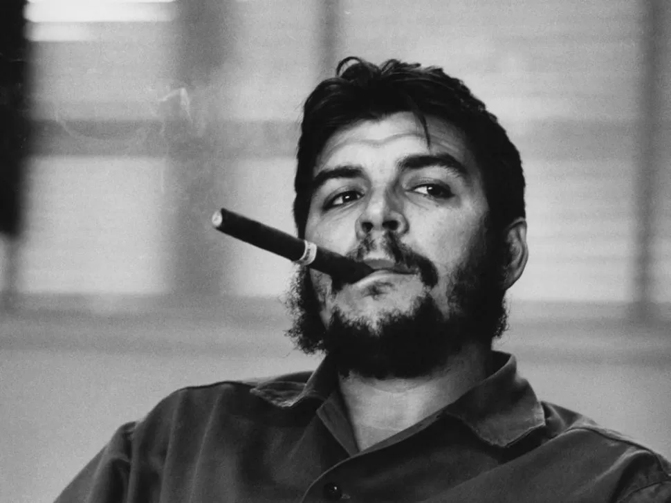 PENSATIVO Y ENIGMÁTICO. El guerrillero Ernesto “Che”Guevara con un habano en la boca, en un gesto clásico de su vida en Cuba. la gaceta / archivo