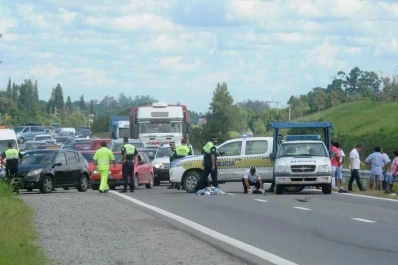 Un hombre bajó del colectivo, intentó cruzar la ruta y lo arrolló una camioneta