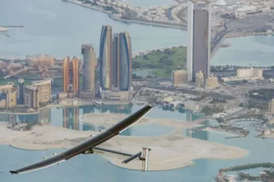 Un avión impulsado por energía solar intentará dar la vuelta al mundo