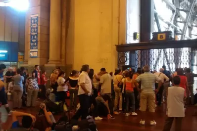 Por las lluvias, el tren llegó a Retiro con seis horas de demora