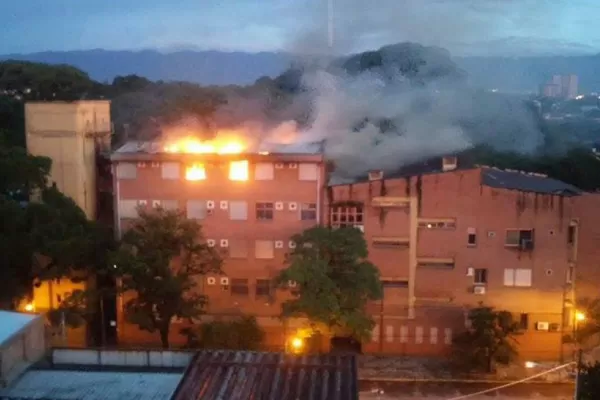 Un incendió afectó el cuarto piso de la Facultad de Ciencias Naturales de la UNT