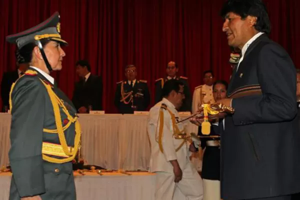 Por primera vez una mujer llega a general en Bolivia