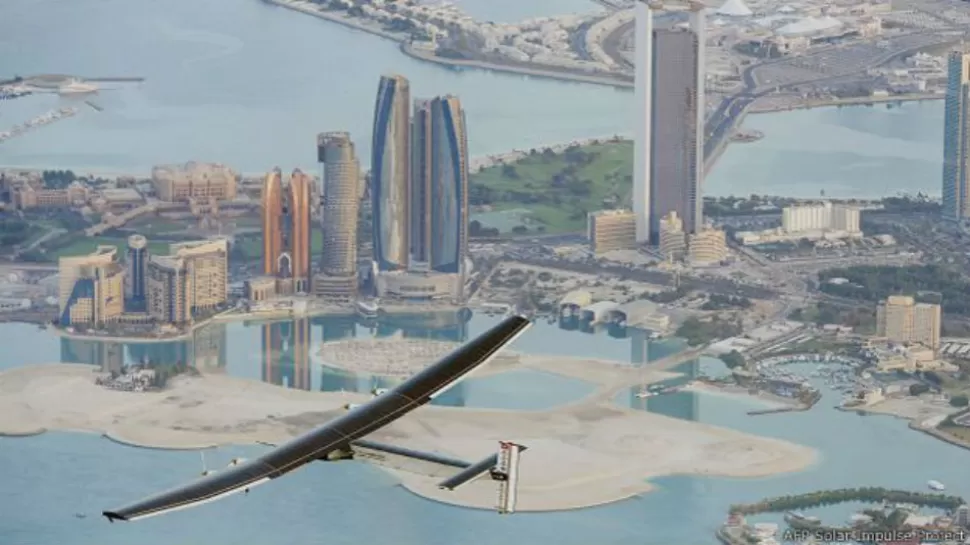Un avión impulsado por energía solar intentará dar la vuelta al mundo