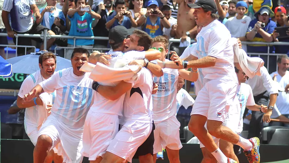 FESTEJO INMENSO. El equipo argentino entero celebra la victoria de Delbonis, en una trabajosa serie ante Brasil. TELAM