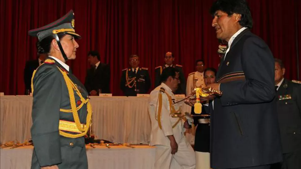 RECONOCIMIENTO. Reque Terán recibe su sable y el reconocimiento de su nuevo grado de general de parte del presidente Morales. FOTO DE QUE.ES