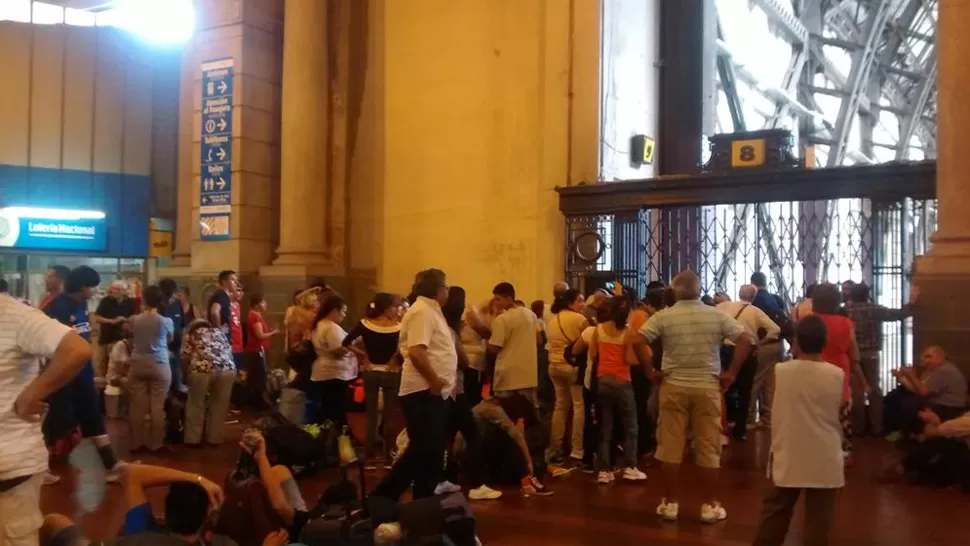 RECLAMOS. Los pasajeros afectos se manifestaron en la estación de trenes de Retiro. FOTO TOMADA DE TWITTER.COM/ROSQUITADECOCO