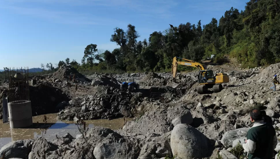 RÍO JAYA. Así se trabajó en la construcción del puente, que se inauguró en 2013. Hoy volvió a ser destruido por las aguas. ARCHIVO LA GACETA 