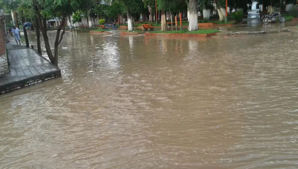 AVANCE. Las aguas del río Medina ingresaron a la comuna de Villa de Medinas, esta mañana.  FOTO ENVIADA AL WHASTAPP DE LA GACETA