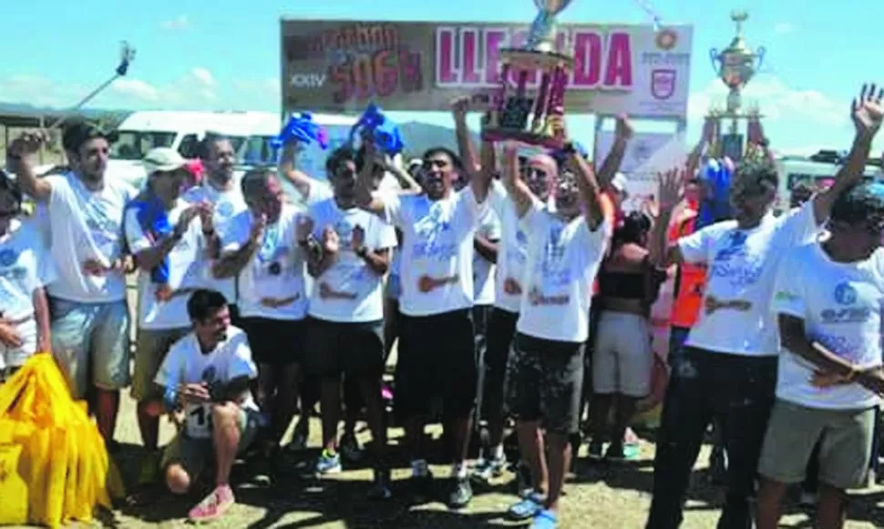 VICTORIOSOS. Los tucumanos que realizaron la travesía extrema festejaron a lo grande su conquista. gentileza Tucumán Team Los Andes 