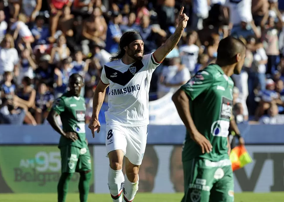 “TANQUE” DE GUERRA. Mariano Pavone le dio el empate a Vélez con un golazo. DYN