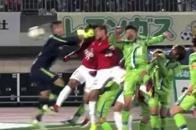 Arquero noquea a dos rivales pero no puede evitar el gol