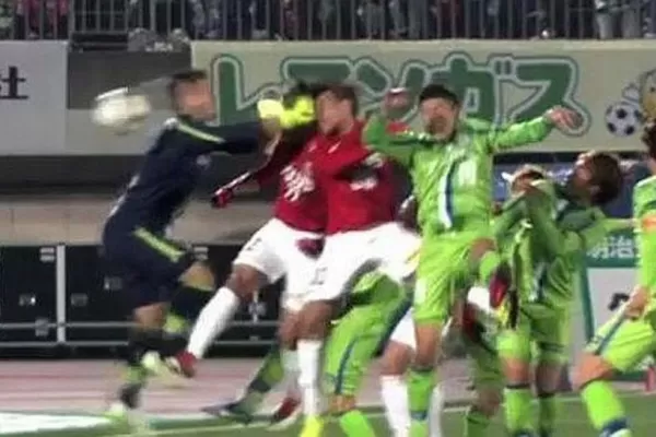 Arquero noquea a dos rivales pero no puede evitar el gol