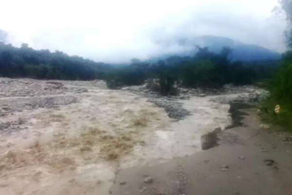 La corriente se llevó el nuevo puente de Los Alisos