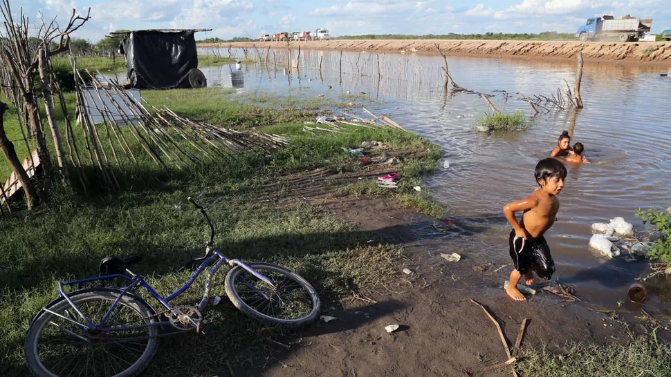 DEFENSAS. El caudal del río Dulce mantiene en alerta a los vecinos de los barrios periféricos de la ciudad de Santiago del Estero. TÉLAM