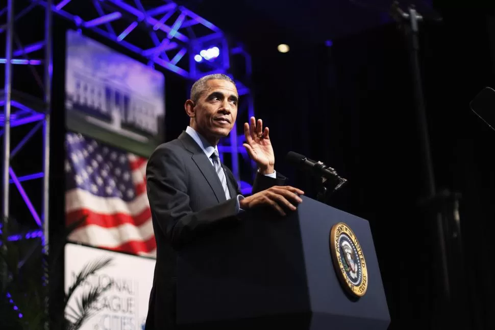 ACTO. Barack Obama pide escuchar a la multitud, mientras habla en la conferencia de ciudades, en Washington. reuters 