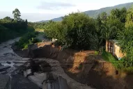 Yerba Buena: creció el río Muerto y restringen la circulación por el puente