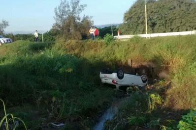 Un auto volcó en la Diagonal a Tafí Viejo y terminó en el fondo de un canal