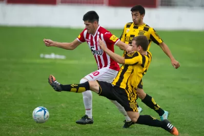 San Martín lo perdió sobre el final en Santiago