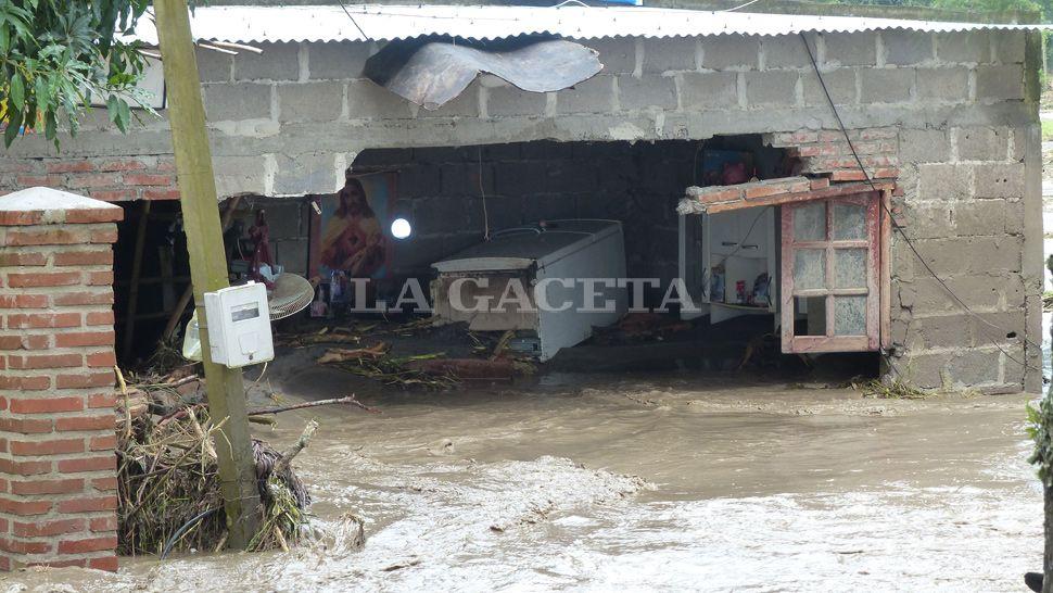 IMPACTANTE. El agua derribó la pared de bloques de una casa en La Angostura. ARCHIVO LA GACETA / FOTO DE OSVALDO RIPOLL