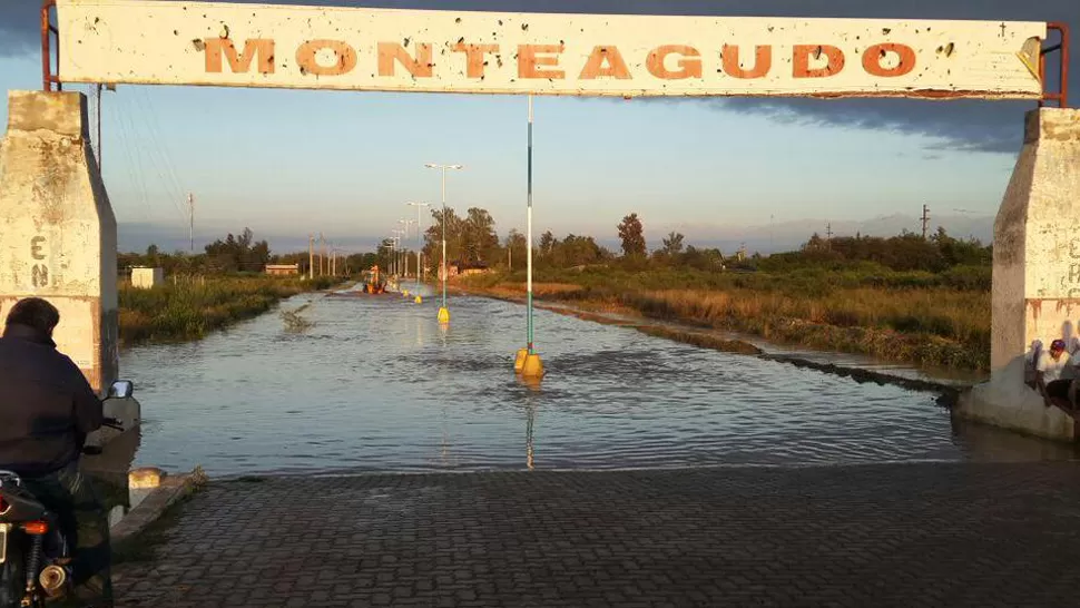 BAJO EL AGUA. Las últimas lluvias complicaron principalmente a la localidad de Monteagudo, al sudeste de la provincia. FOTO TOMADA DE TWITTER.COM/MAX_FAC  