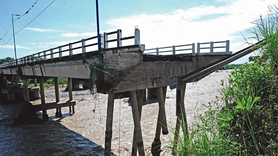 La falta de mantenimiento del lecho de      los ríos puso en jaque varios puentes