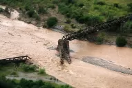 Desde el aire, el video del río Lules que destruyó dos puentes