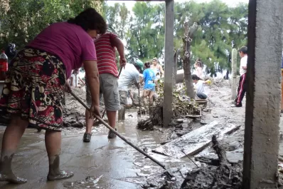 De a poco, baja el agua en los pueblos afectados por las inundaciones
