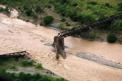 Desde el aire, el video del río Lules que destruyó dos puentes