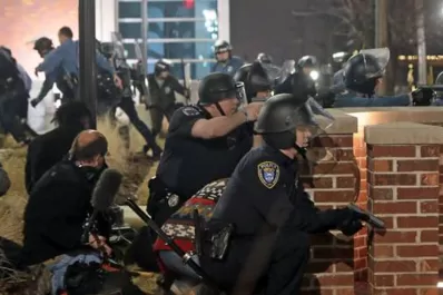 Dos policías recibieron disparos durante una manifestación contra el racismo en Ferguson
