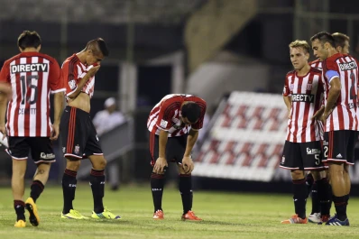 Estudiantes perdió y complicó su situación