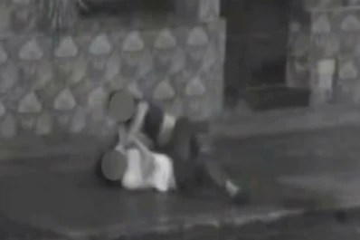 Las cámaras de seguridad captaron una violenta pelea de una joven pareja