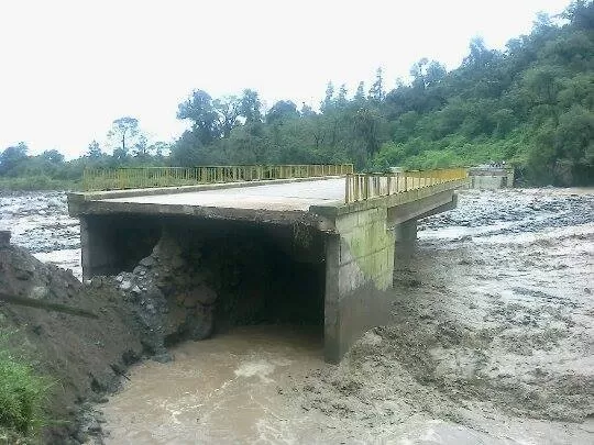 ASÍ QUEDÓ. El puente inaugurado en 2013 fue destrozado por el río Jaya. foto de  Parque Nacional Campo De Los Alisos